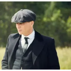 Na sexta temporada de Peaky Blinders, Tommy Shelby enfrenta seu adversário mais desafiador até então: o fascista Oswald Mosley. Com a ausência de Polly Gray, a família Shelby se mostra mais vulnerável do que nunca. Após um salto temporal, Tommy negocia com seu primo Michael o tráfico de ópio e uísque para os Estados Unidos. Enquanto lida com a ascensão do fascismo e enfrenta tragédias pessoais, Tommy é obrigado a enfrentar seus próprios demônios. A narrativa habilmente entrelaça embates psicológicos e ação, com diálogos afiados e performances marcantes. A ausência de Polly é profundamente sentida, deixando a família Shelby à beira do colapso. A incerteza sobre o futuro dos personagens adiciona uma camada de tensão à trama, enquanto a série se prepara para seu clímax emocionante.