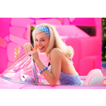 La película Barbie 2023 cuenta la historia de una Barbie que se proyecta al futuro, en una aventura intergaláctica y con