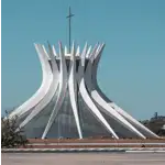 Brasília é uma cidade única no Brasil, famosa por sua arquitetura modernista, planejamento urbano inovador e importância como centro político do país. Sua riqueza cultural, espaços públicos amplos e natureza exuberante fazem dela um destino interessante tanto para os amantes da arquitetura quanto para aqueles que desejam conhecer a história e a diversidade do Brasil. Brasília possui uma agenda cultural movimentada, com festivais, shows, exposições e eventos culturais ao longo do ano. Além disso, a gastronomia em Brasília é diversificada, com uma grande variedade de restaurantes que oferecem pratos da culinária regional brasileira e internacional.