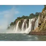 Foz do Iguaçu é uma cidade localizada no estado do Paraná, no Brasil, conhecida por abrigar um dos conjuntos de cachoeiras mais espetaculares do mundo: as Cataratas do Iguaçu. Além disso, a região possui uma diversidade natural impressionante, com uma rica fauna e flora, e oferece uma ampla variedade de atrações turísticas. As Cataratas do Iguaçu são uma das principais atrações de Foz do Iguaçu e são consideradas uma das Sete Maravilhas Naturais do Mundo. Com cerca de 275 quedas d