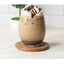 O Dia Nacional do Frappé é comemorado anualmente em 7 de outubro, celebrando essa refrescante bebida gelada, especialmente popular na Grécia. O frappé é feito com café instantâneo, água, açúcar e gelo, resultando em uma textura espumosa. A data é uma oportunidade para apreciar o sabor do frappé e promover a cultura do café, com muitos cafés oferecendo eventos especiais, descontos e receitas exclusivas. É um momento para os amantes de café se reunirem, especialmente em dias quentes. O frappé moderno surgiu em 1957 na Grécia, quando um funcionário da Nestlé misturou café solúvel com água fria e gelo durante a Feira Internacional de Thessaloniki. Desde então, tornou-se um ícone, variando de região para região, mas sempre mantendo sua essência refrescante.