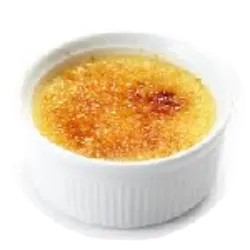 A história do Crème Brûlée remonta ao século XVII. A primeira referência conhecida a essa sobremesa foi encontrada no livro "Nouveau cuisinier royal et bourgeois", escrito por François Massialot e publicado em 1691. O termo "brûlée" em francês significa "tostado" ou "queimado". O Crème Brûlée é uma sobremesa feita com creme de leite, ovos, açúcar e baunilha, com uma crosta de açúcar queimado por um maçarico. Foi imortalizado na cultura popular, ganhando destaque em filmes e obras literárias. Por exemplo, no filme "O Fabuloso Destino de Amélie Poulain", a sobremesa é mencionada em uma cena memorável, contribuindo para sua notoriedade global.