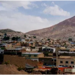 Potosí, a cidade boliviana situada a 3.967 metros de altitude na Cordilheira dos Andes, é conhecida por seu patrimônio arquitetônico, incluindo a Catedral Gótica de São Lourenço e a Casa da Moeda, ambas Patrimônio Mundial da UNESCO desde 1987. Fundada em 1546, tornou-se a principal produtora mundial de prata em 1611, atingindo seu auge no século XVII. Após a exaustão das minas de prata, a cidade enfrentou declínio populacional, mas a exploração de estanho trouxe renovação no início do século XX. A história pré-europeia é marcada por lendas sobre a descoberta das minas de prata. A exploração espanhola, utilizando trabalho indígena, resultou em condições precárias e mortes, como documentado por Frei Domingo de Santo Tomas, que destacou que o que era enviado à Espanha era o "suor e sangue dos índios".