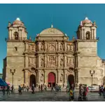 Oaxaca é um estado e uma cidade no sul do México, conhecidos por sua rica herança cultural, arquitetura colonial, tradições indígenas vibrantes e paisagens deslumbrantes. Tanto a cidade quanto o estado são destinos populares para os turistas que buscam uma autêntica experiência mexicana.  A Catedral de Oaxaca, localizada na Praça Zócalo, é um exemplo impressionante da arquitetura barroca mexicana. Ao redor da cidade, é possível encontrar igrejas e conventos históricos, como o Convento de Santo Domingo de Guzmán, que abriga um museu de artefatos pré-hispânicos e arte colonial. A cultura indígena desempenha um papel central em Oaxaca. A região é habitada por várias comunidades indígenas, cada uma com sua própria língua, tradições e artesanato distintos. Mole, uma pasta de pimentão com especiarias, é uma especialidade de Oaxaca, e as tlayudas, tortilhas grandes cobertas com feijão, queijo, carne e outros ingredientes, são muito populares.