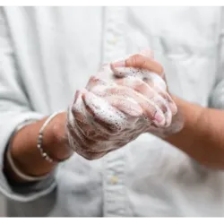 O Dia Mundial da Lavagem das Mãos é comemorado anualmente em 15 de outubro. Esta data foi estabelecida para promover a importância da higiene das mãos na prevenção de doenças e na melhoria da saúde global. A iniciativa é liderada pela Organização Mundial da Saúde (OMS) e visa conscientizar a população sobre os benefícios de lavar as mãos com sabão em momentos críticos, como antes de comer e depois de usar o banheiro. A celebração do dia destaca a lavagem das mãos como uma prática simples, mas extremamente eficaz, para reduzir a propagação de infecções e salvar vidas, especialmente em países em desenvolvimento onde doenças transmitidas por água e falta de higiene são prevalentes.