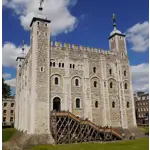 A Torre de Londres é um complexo histórico localizado na cidade de Londres, na Inglaterra. Ela tem uma importância significativa na história britânica e desempenhou diversos papéis ao longo dos séculos. Foi construída no século XI pelo rei Guilherme, o Conquistador. Inicialmente, ela foi concebida como um castelo fortificado para proteger a cidade e servir como uma residência real. Ao longo dos anos, a torre foi ampliada e fortificada, tornando-se uma das estruturas defensivas mais imponentes da Europa. Os visitantes podem explorar as diversas áreas do complexo, como a Torre Branca, a Sala do Rei, a Casa das Joias e os jardins. 