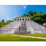 Palenque é uma antiga cidade maia localizada no estado de Chiapas, no sul do México. É reconhecida como uma das mais importantes e impressionantes cidades maias, conhecida por sua arquitetura majestosa e sua localização deslumbrante, cercada por uma densa selva tropical. Os edifícios e templos de Palenque foram construídos em harmonia com a paisagem natural circundante. Muitos deles são adornados com detalhados relevos esculpidos em pedra, retratando cenas mitológicas, figuras reais e rituais religiosos. Essas esculturas são consideradas obras-primas da arte maia.O Templo das Inscrições é um dos destaques de Palenque. Nele, foram encontradas inscrições que revelam a história e a genealogia dos governantes da cidade. O local também é conhecido por abrigar a tumba do rei Pakal, um importante governante maia, cuja câmara funerária foi descoberta em 1952.