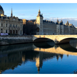 O Rio Sena é um rio icônico que flui por Paris, França, e é um dos principais pontos turísticos da cidade. É um importante rio para a França, pois tem uma longa história de uso para transporte e comércio. Em Paris, é possível ver barcos de carga e turísticos navegando pelo rio todos os dias. Ao longo das margens do Sena, há muitas das principais atrações turísticas de Paris, como a Torre Eiffel, o Museu do Louvre, a Catedral de Notre-Dame e o Palácio de Versalhes. Além disso, muitos dos mais famosos e charmosos bairros de Paris, como Saint-Germain-des-Prés e Le Marais, estão localizados ao longo do Sena. O rio é também um destino popular para um passeio de barco, especialmente durante a noite, quando as luzes da cidade refletem na água e criam um ambiente romântico. A ponte mais famosa do Sena é a Ponte Alexandre III, conhecida por sua arquitetura impressionante e suas vistas espetaculares da cidade.