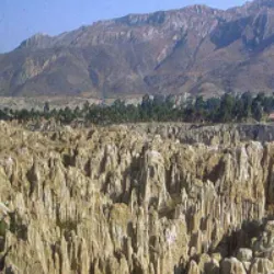 O Valle de La Luna, situado na zona sul de La Paz, Bolívia, é uma formação geológica conhecida por suas rochas que se assemelham ao solo lunar. Este popular passeio, localizado a 12 km do centro da cidade, apresenta formações rochosas de arenito esculpidas ao longo de milhares de anos pela ação do vento, chuva e erosão. Com cerca de 500 x 500 metros, o vale oferece trilhas, pontes e mirantes para explorar suas características únicas. Recomenda-se evitar a visita em dias chuvosos devido às trilhas escorregadias. Apesar de uma lenda divertida associada à região, sugerindo que a chegada à lua em 1969 foi gravada lá, é apenas uma narrativa folclórica.