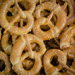 O Dia Nacional do Pretzel, nos Estados Unidos, é celebrado em 26 de abril. É uma homenagem a esses petiscos torcidos que são um sucesso. Embora a origem da data não seja muito clara, é uma oportunidade para as pessoas se reunirem e apreciarem os diversos tipos de pretzels, desde os clássicos até os mais criativos, como os recheados e os cobertos de chocolate.
Essa comemoração destaca a importância cultural dos pretzels na sociedade americana e no mundo todo. É uma celebração da diversidade de sabores e texturas desse lanche salgado que conquistou muitos paladares ao longo dos anos.