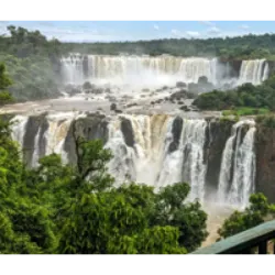 As Cataratas do Iguaçu, em Buenos Aires, Argentina, são uma impressionante cascata de dois degraus formados por três camadas de basalto, com alturas de 35 e 40 metros. Localizadas na formação Serra Geral, sua configuração é controlada pela resistência do basalto vesicular. As cataratas são divididas por inúmeras ilhas, criando várias quedas de 60 a 82 metros de altura ao longo de 2,7 quilômetros. A Garganta do Diabo, com 80-90 metros de largura e 70-80 metros de profundidade, destaca-se, absorvendo metade do fluxo do rio. A junção dos fluxos de água marca a fronteira entre Brasil, Argentina e Paraguai, uma atração turística. A disposição das cataratas forma uma "J" invertida, com a Garganta do Diabo marcando a fronteira entre Argentina e Brasil. A margem direita pertence ao Brasil, enquanto os saltos à esquerda são argentinos.