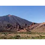 O Parque Nacional de Teide é uma das principais atrações naturais das Ilhas Canárias, localizado na ilha de Tenerife, na Espanha. É um parque nacional de grande importância geológica e paisagística, abrigando o vulcão Teide, que é o ponto mais alto da Espanha, com uma altitude de 3.718 metros. Os visitantes do parque podem explorar uma variedade de trilhas para caminhadas que oferecem vistas deslumbrantes do vulcão, das crateras e das paisagens circundantes. A trilha mais popular é a subida até o cume do Teide, que oferece panoramas incríveis da ilha e, em dias claros, até mesmo das ilhas vizinhas.