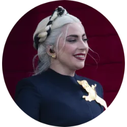 Lady Gaga, uma figura icônica na música po, seu nome verdadeiro é Stefani Joanne Angelina Germanotta.  Gaga é uma pianista talentosa e estudou na Tisch School of the Arts da Universidade de Nova York antes de se lançar como cantora.  Antes de se tornar uma estrela pop, ela estava ativa na cena de teatro musical em Nova York. Seu álbum de estreia, "The Fame", foi lançado em 2008 e incluiu sucessos como "Just Dance" e "Poker Face". Em 2019, ela ganhou o Oscar de Melhor Canção Original pelo hit "Shallow", do filme "Nasce uma Estrela", no qual também atuou ao lado de Bradley Cooper. Gaga é conhecida por seus visuais ousados e extravagantes. Ela já usou roupas feitas de carne, vestidos feitos de bolhas e outros trajes exuberantes. Teve a honra de se apresentar no show do intervalo do Super Bowl em 2017, um dos eventos mais assistidos da televisão nos Estados Unidos. Ela é conhecida por sua versatilidade musical.