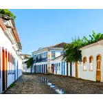 Paraty é uma encantadora cidade histórica localizada no estado do Rio de Janeiro, no Brasil. Fundada em 1667, Paraty possui um rico patrimônio arquitetônico preservado, com ruas de pedra, casarões coloniais coloridos e igrejas antigas, refletindo sua importância histórica durante o período colonial. O centro histórico de Paraty é considerado Patrimônio Histórico Nacional e é uma das principais atrações da cidade. As ruas estreitas e calçadas de pedra convidam os visitantes a fazerem passeios a pé, explorando a arquitetura colonial e admirando as fachadas bem preservadas dos antigos casarões. Além disso, o centro histórico abriga diversas lojas de artesanato, restaurantes, cafés e bares, criando uma atmosfera charmosa e acolhedora.