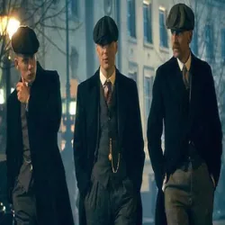 Los Peaky Blinders son una banda criminal de origen gitano ubicada en Birmingham, Inglaterra, en 1919, surgiendo tras el