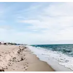 Miami Beach é uma cidade localizada na região de Miami, no sul da Flórida, nos Estados Unidos. É conhecida por suas praias deslumbrantes, clima ensolarado, vida noturna vibrante e arquitetura Art Déco. As praias de Miami Beach são um dos principais atrativos da cidade. Com suas areias brancas, águas cristalinas e clima tropical, as praias oferecem um refúgio para banhistas, surfistas e entusiastas de esportes aquáticos. A praia mais famosa de Miami Beach é a South Beach, também conhecida como SoBe, que é famosa por sua energia vibrante, pessoas bonitas e vida social animada. Ocean Drive é uma das avenidas mais famosas de Miami Beach, localizada ao longo da praia de South Beach. Ela é repleta de restaurantes, bares, hotéis boutique, lojas de moda e uma animada vida noturna. Lincoln Road é outra avenida popular em Miami Beach, conhecida por suas lojas, galerias de arte, restaurantes e cafés ao ar livre